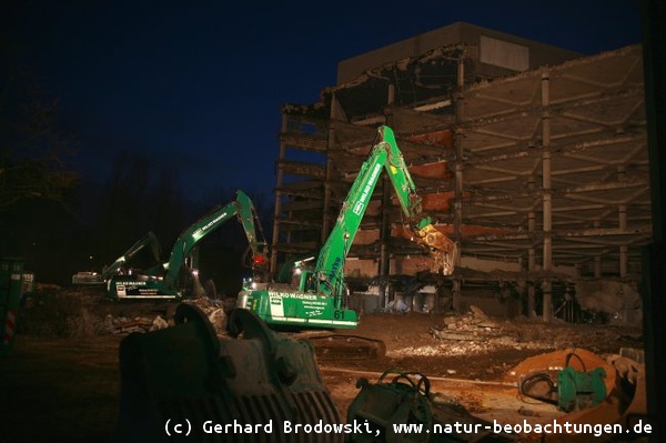 Abriss vom BP Gebäude in der City Nord in Hamburg